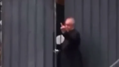 Un prêtre italien fait un doigt d’honneur aux manifestants