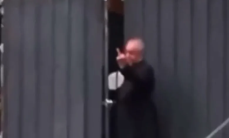 Un prêtre italien fait un doigt d&rsquo;honneur aux manifestants