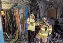 Secours dans un immeuble endommagé à Kharkiv le 28 septembre 2026