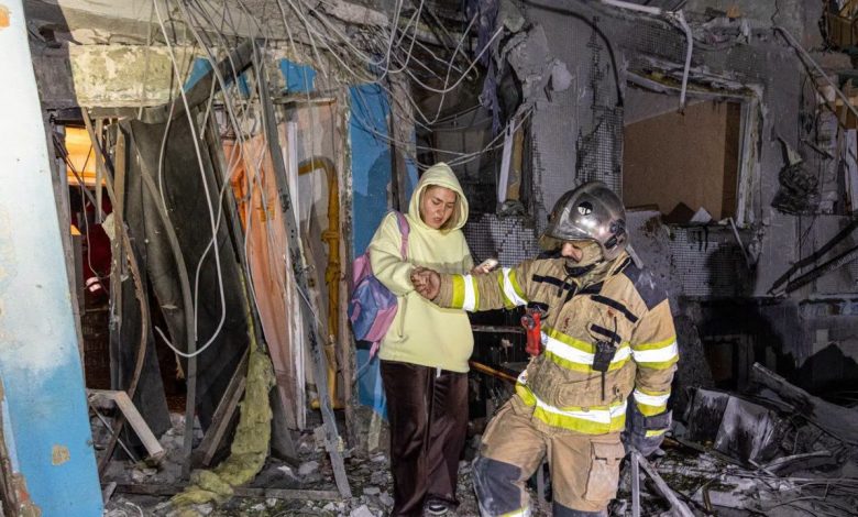 Secours dans un immeuble endommagé à Kharkiv le 28 septembre 2026