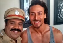 Tiger Shroff à droite avec un acteur en costume de policier sur le tournage de Munna Michael