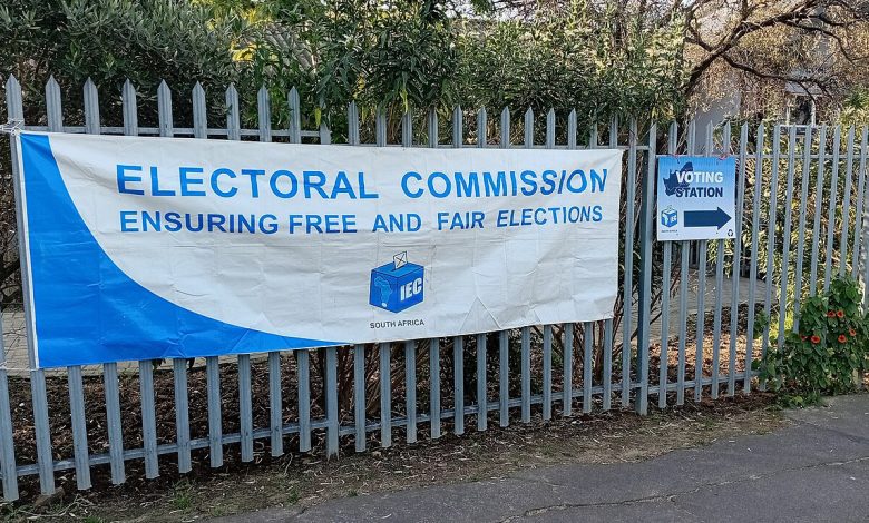 Bannière de la commission électorale sud-africaine à Paarl, photo d’archive