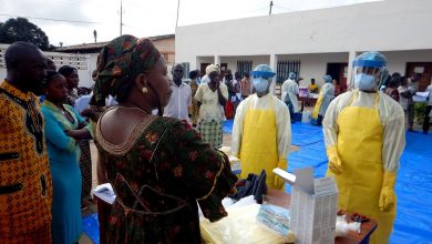 Personnel de santé en Guinée, photo d’archive illustrant la surveillance Ebola