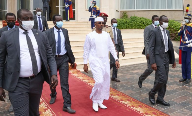 Mahamat Idriss Déby en boubou blanc, entouré de collaborateurs et de gardes lors d’une cérémonie au Tchad
