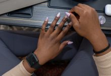Doigts vernis sur peau noire, photo d’illustration