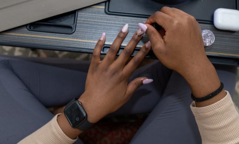 Doigts vernis sur peau noire, photo d’illustration