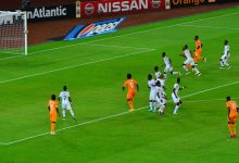 Joueurs de la Côte d’Ivoire en orange et du Ghana en blanc sur le terrain lors de la CAN 2015