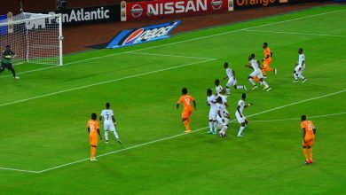 Joueurs de la Côte d’Ivoire en orange et du Ghana en blanc sur le terrain lors de la CAN 2015