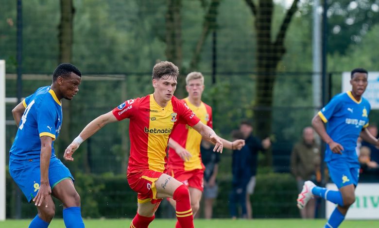 Joueurs de Mamelodi Sundowns face aux Go Ahead Eagles en 2023, photo d’archive