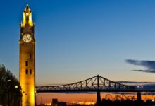 Tour de l’Horloge et pont Jacques-Cartier à Montréal au lever du soleil