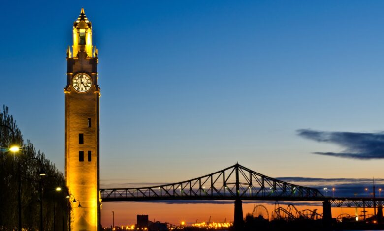Tour de l’Horloge et pont Jacques-Cartier à Montréal au lever du soleil