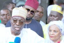 Issa Tchiroma Bakary face à la presse