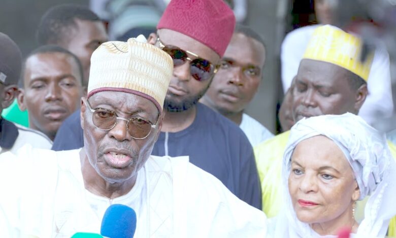 Issa Tchiroma Bakary face à la presse