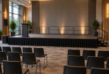 Podium modulaire dans une salle de conférence
