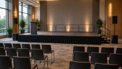 Podium modulaire dans une salle de conférence