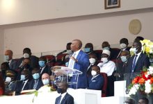 Patrice Motsepe prononce un discours en 2022