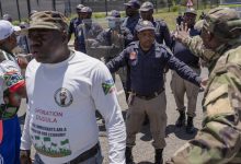 Membres d’Operation Dudula et policiers lors d’une manifestation à Johannesburg en novembre 2025