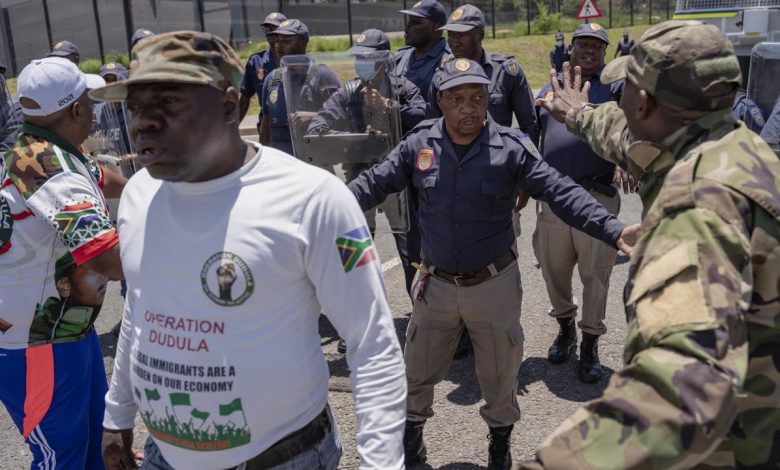 Membres d’Operation Dudula et policiers lors d’une manifestation à Johannesburg en novembre 2025