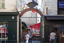 Entrée du marché des Enfants-Rouges à Paris en 2016, photographie d’archive
