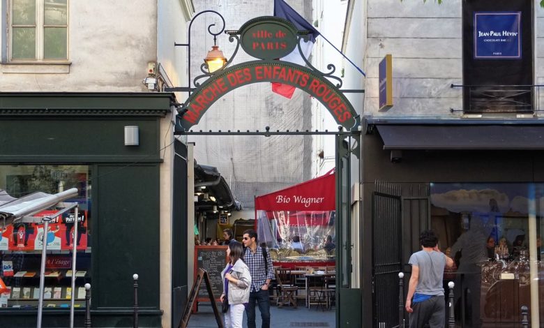 Entrée du marché des Enfants-Rouges à Paris en 2016, photographie d’archive