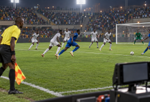 Vu00e9rification du2019un hors-jeu pendant un match de football.