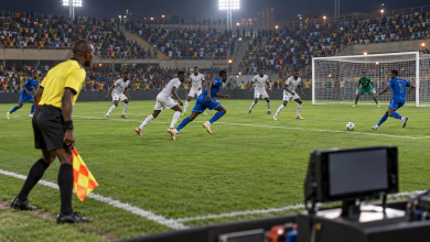 Vu00e9rification du2019un hors-jeu pendant un match de football.