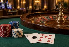 Jetons, cartes de jeu et roulette sur une table de casino